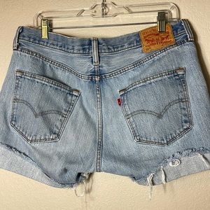 Levi’s 501 Cut Off Frayed Denim Worn Shorts Size 34